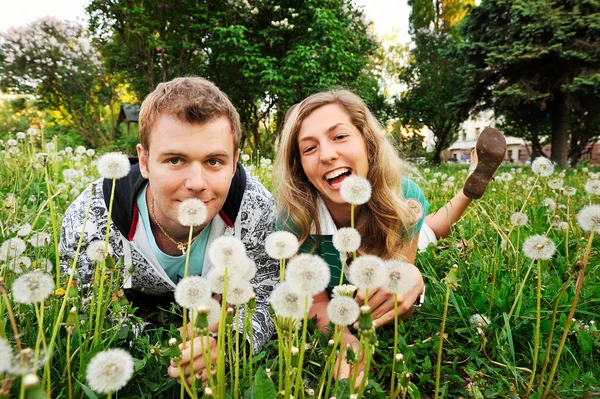 Balkonda duran ve gülümseyen genç kadın