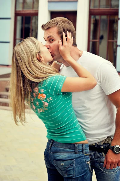 Casal beijando na rua — Fotografia de Stock