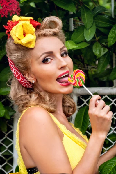 lolipop içinde pin up ile güzel bir kızın portresi