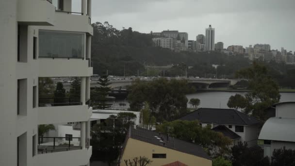 Uitzicht Skyline Van Stad Perth Omgeven Door Het Water Rivier — Stockvideo