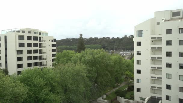 Pemandangan Dari Langit Kota Perth Dikelilingi Oleh Air Dalam Sungai — Stok Video