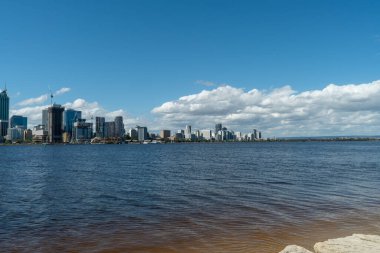 Perth şehrinin manzarası güneyden ufuk çizgisi içinde güzel bir kuğu nehri var.