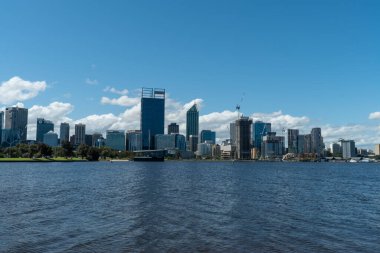 Perth şehrinin manzarası güneyden ufuk çizgisi içinde güzel bir kuğu nehri var.