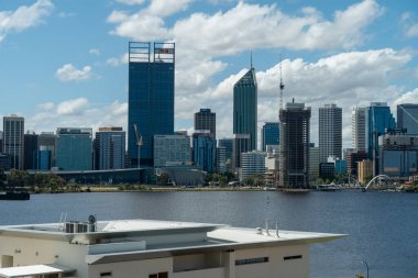 Perth şehrinin manzarası güneyden ufuk çizgisi içinde güzel bir kuğu nehri var.