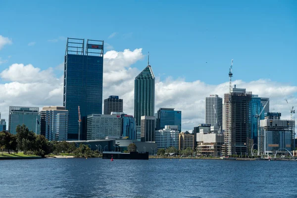 Perth şehrinin manzarası güneyden ufuk çizgisi içinde güzel bir kuğu nehri var.