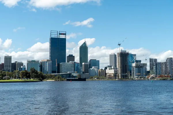 Perth şehrinin manzarası güneyden ufuk çizgisi içinde güzel bir kuğu nehri var.