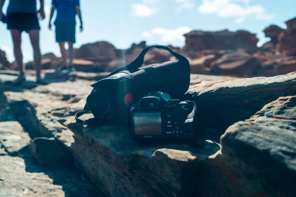 Canon Dslr Camera Sitting Some Orange Rocks Ganthaeume Point Broome — Stock Photo, Image