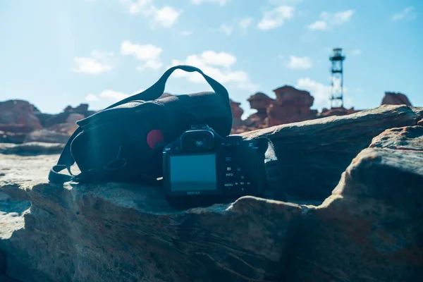 Canon Dslr Camera Sitting Some Orange Rocks Ganthaeume Point Broome — Stock Photo, Image