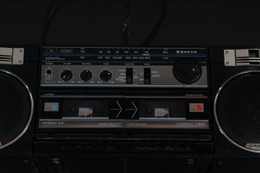 Siyah arka planda eski, siyah bir stereo radyo.