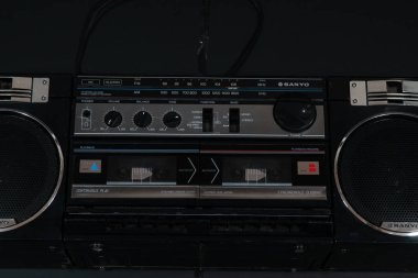 Siyah arka planda eski, siyah bir stereo radyo.