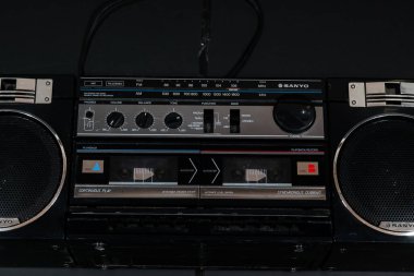 Siyah arka planda eski, siyah bir stereo radyo.