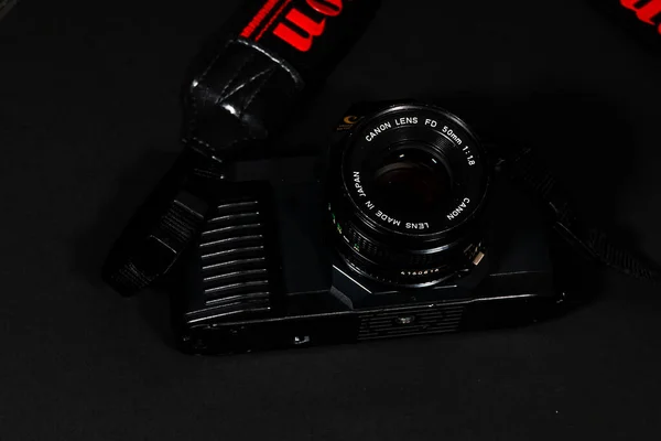 Ancien Reflex Canon Avec Bracelet Noir Rouge Sur Fond Noir — Photo