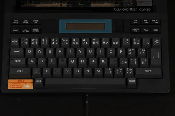 Siyah arkaplanda eski bir kaset klavyesi