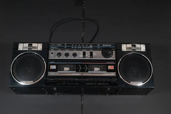 Siyah arka planda eski, siyah bir stereo radyo.