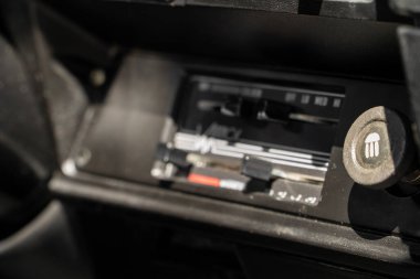 Arkadaşlarım araba radyosu ve teyp çalar.