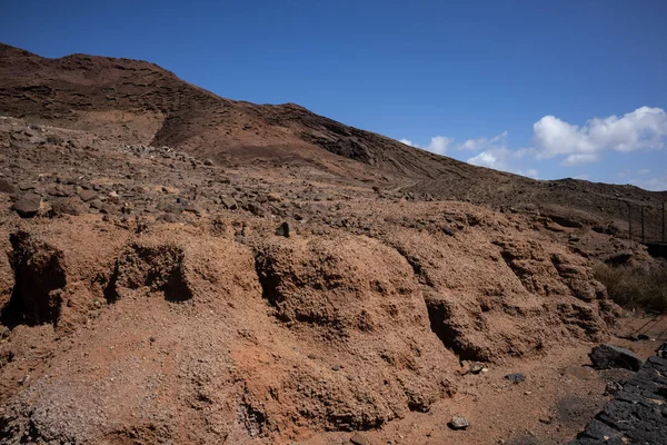 Sabah güneşinde lav dağı. Parlak mavi gökyüzü. Monatna Roja, Playa Blanca, Lanzarote, Las Palmas, Kanarya Adaları, İspanya.