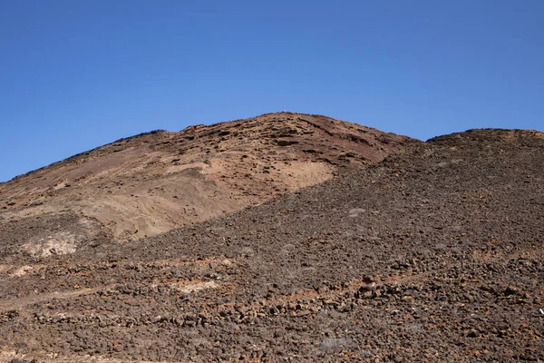 拉瓦山在晨曦中 明亮的蓝天Monatna Roja Playa Blanca Lanzarote Las Palmas Canary Islands — 图库照片