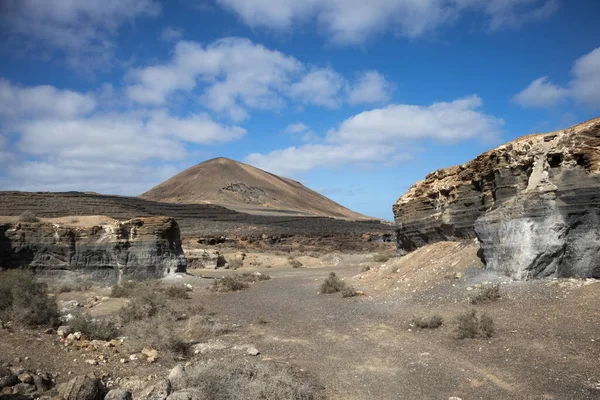 硫化土和物体 与大自然创造的雕像相似 春天蓝天白云 西班牙加那利群岛兰萨罗特岛 — 图库照片