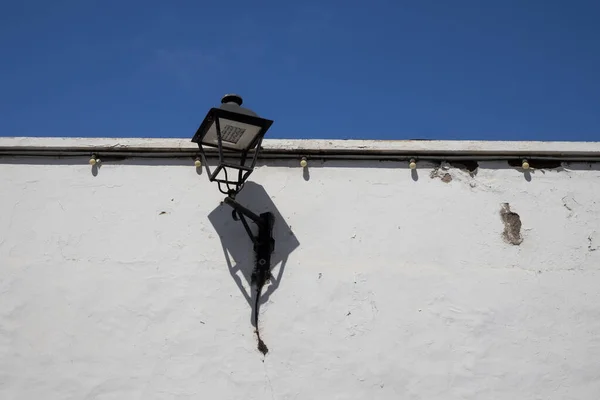 Stile Tradizionale Una Lanterna Ferro Parete Bianca Dell Edificio Tipica — Foto Stock