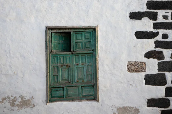 Velho Obturador Madeira Tradicional Uma Janela Sempre Pintado Verde Ilha — Fotografia de Stock