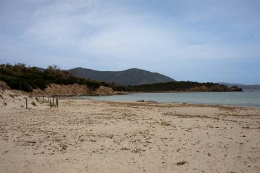 Baharın erken saatlerinde bulutlu bir gün. Boş kumsal. Temizle ve temizle