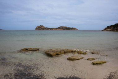 Baharın erken saatlerinde bulutlu bir gün. Boş kumsal. Akdeniz 'in temiz ve temiz suları. Porto Tramatzu, Güney Sardunya, İtalya.