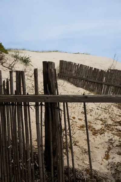 Sand Dune Made White Sand Seaside Broken Wooden Fence Grass — Foto Stock
