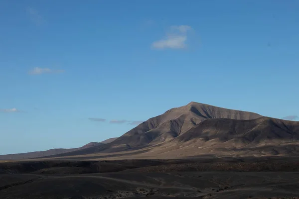 火山的沙漠 有许多石头 岩石和小山 蓝春天的天空 乌云密布 西班牙加那利群岛兰萨罗特岛 — 图库照片