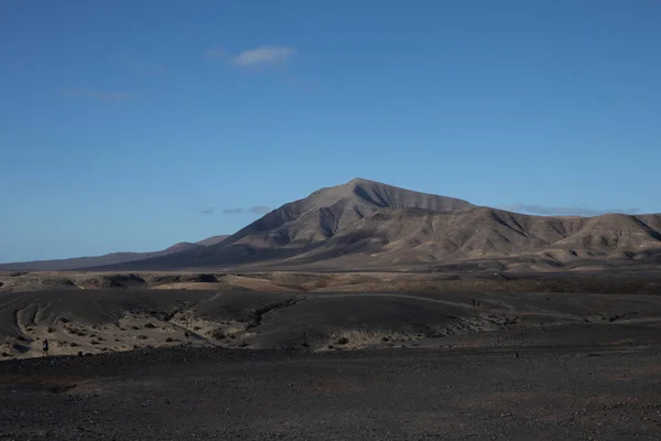 火山的沙漠 有许多石头 岩石和小山 蓝春天的天空 乌云密布 西班牙加那利群岛兰萨罗特岛 — 图库照片