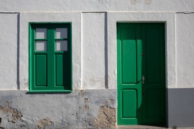 Aziz Gabriel Kalesi 'nden şehre taş köprü. Beyaz modern binalar ve Atlantik Okyanusu kıyısında bir kilise kulesi. Arrecife, Lanzarote, Kanarya Adaları, İspanya.