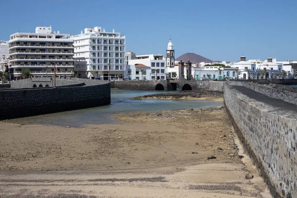 聖ガブリエル城から街への石の橋 大西洋沿岸の白い近代的な建物と教会の塔 Arrecife Lanzarote Canary Islands スペイン — ストック写真