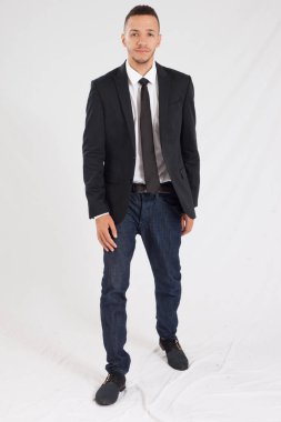 Yakışıklı iş adamı ciddi görünüyor.