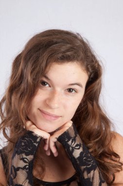 Güzel bir kadın sırıtıyor