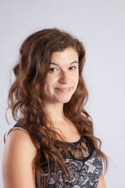 Hoş bir gülümsemesi olan güzel bir kadın.