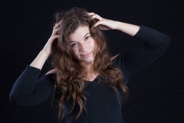 Hoş bir gülümsemesi olan güzel bir kadın.