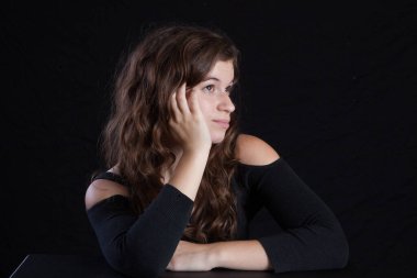 Hoş bayan düşünceli görünüyor.