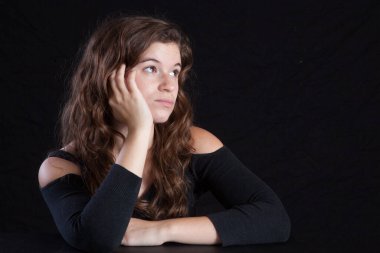 Hoş bayan düşünceli görünüyor.