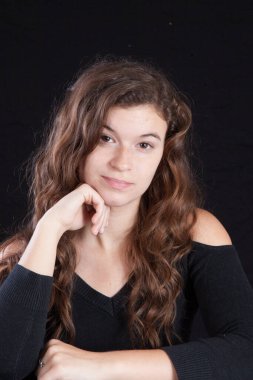 Hoş bir gülümsemesi olan güzel bir kadın.