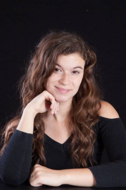 Hoş bir gülümsemesi olan güzel bir kadın.