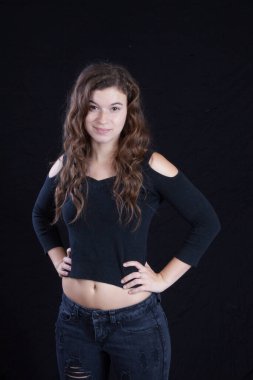 Hoş bir gülümsemesi olan güzel bir kadın.