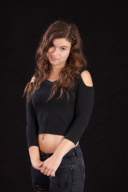 Hoş bir gülümsemesi olan güzel bir kadın.