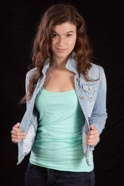 Gülümseyen güzel bir kadın