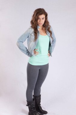 Kot ceketli ve gülümseyen güzel bir kadın.