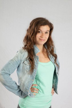 Kot ceketli ve gülümseyen güzel bir kadın.