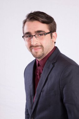 Dostça gülümseyen bir adam