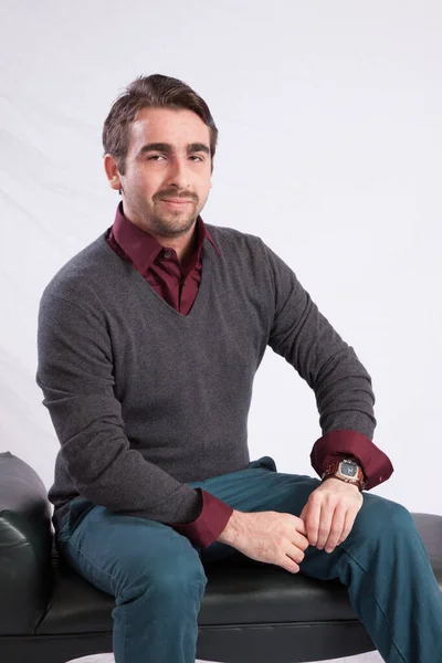 Hombre Guapo Suéter Sentado Con Una Sonrisa — Foto de Stock