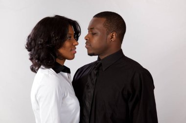 Sevimli romantik siyah çift birlikte.