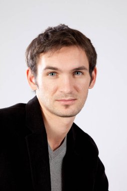 Yakışıklı adam ciddi arıyorsunuz