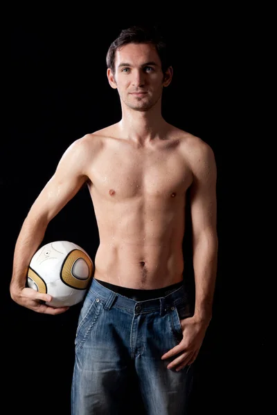 Futbol Topu Olan Gömleksiz Bir Adam — Stok fotoğraf