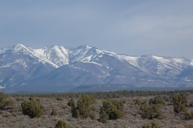 Kışın kar yağan dağ